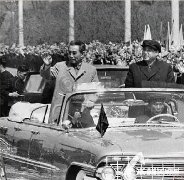 周恩来总理乘坐上海牌敞篷检阅车陪同柬埔寨西哈努克亲王接受上海市民夹道欢迎。